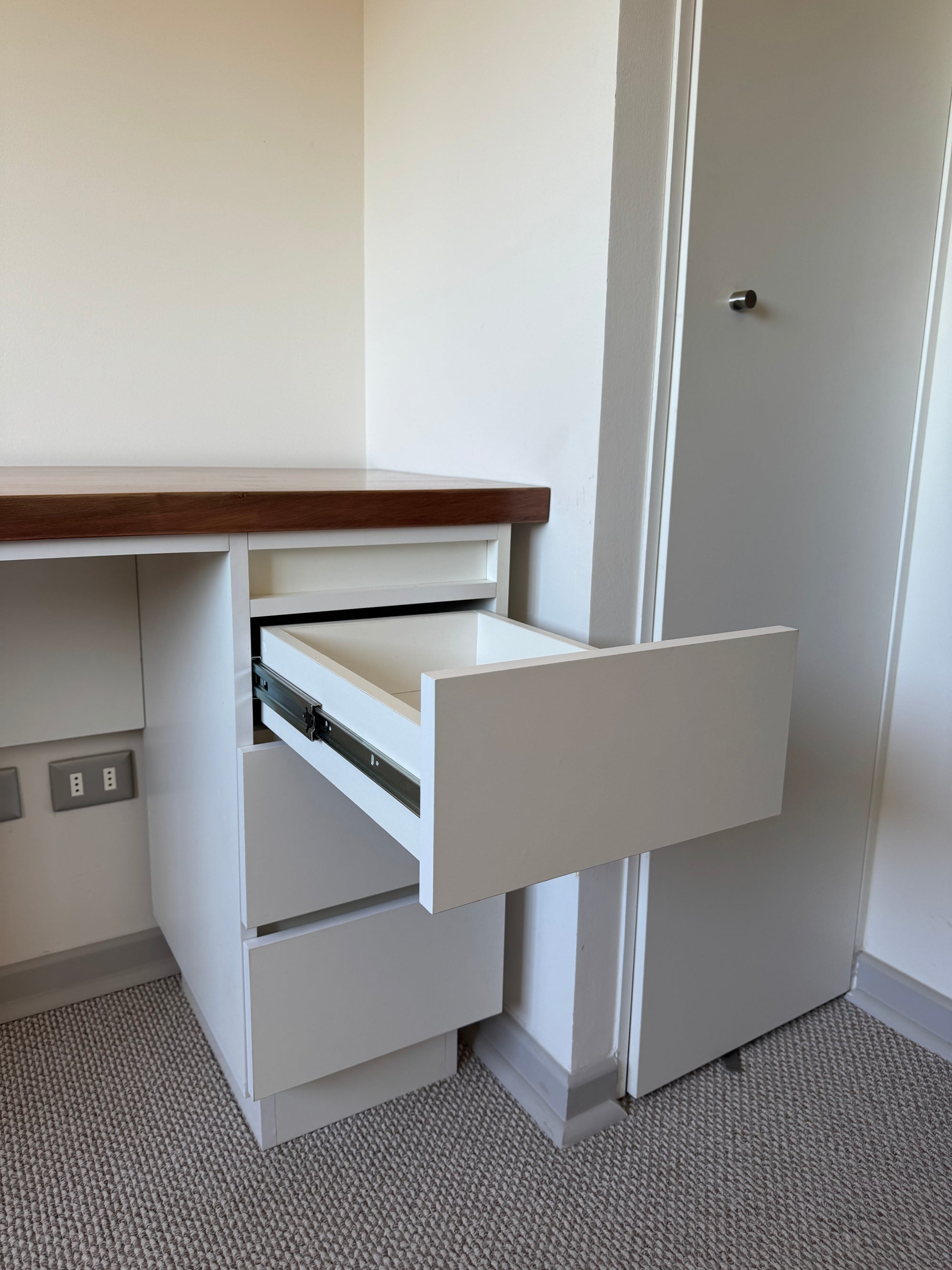 Escritorio con cubierta de madera