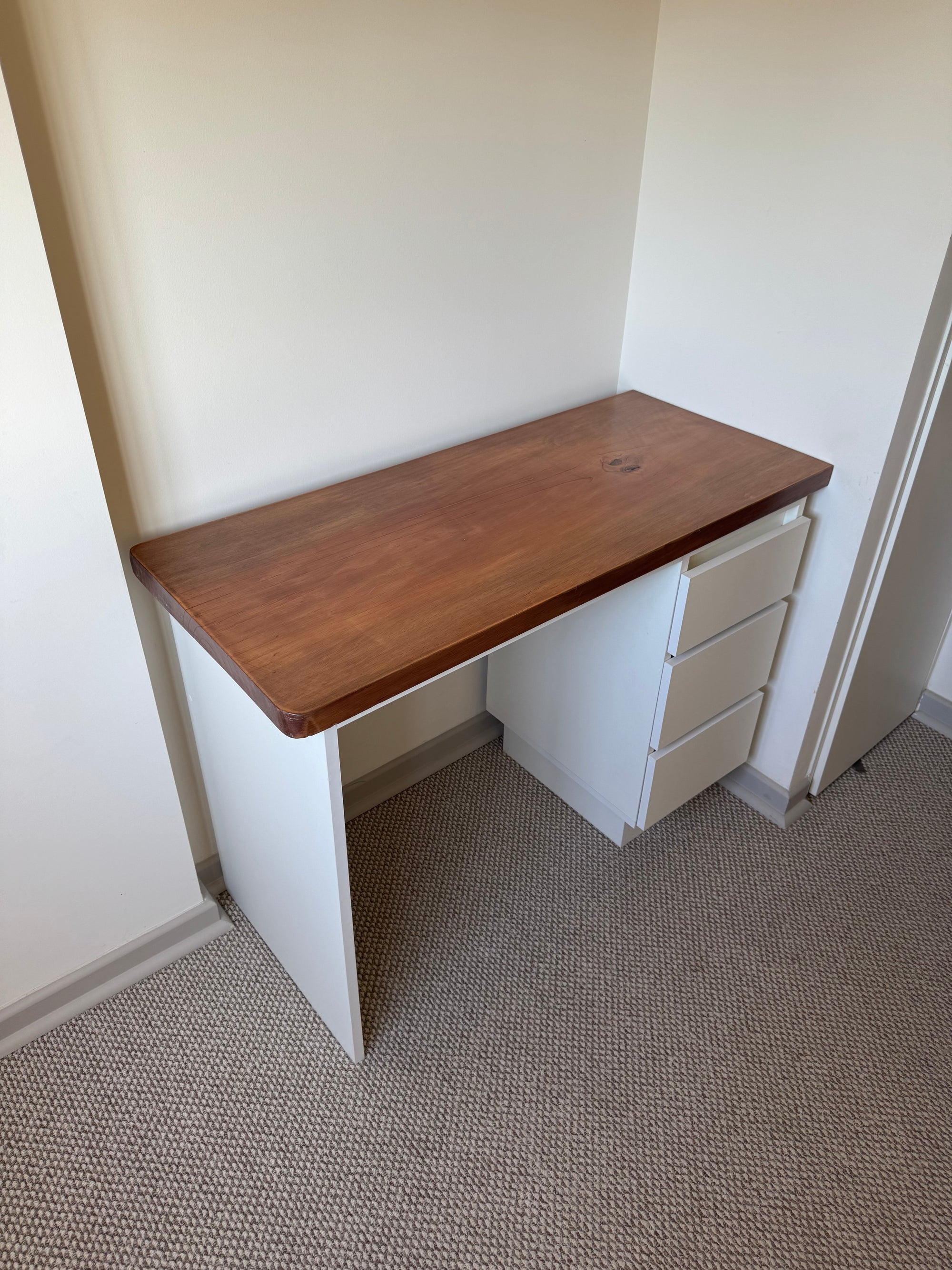 Escritorio con cubierta de madera