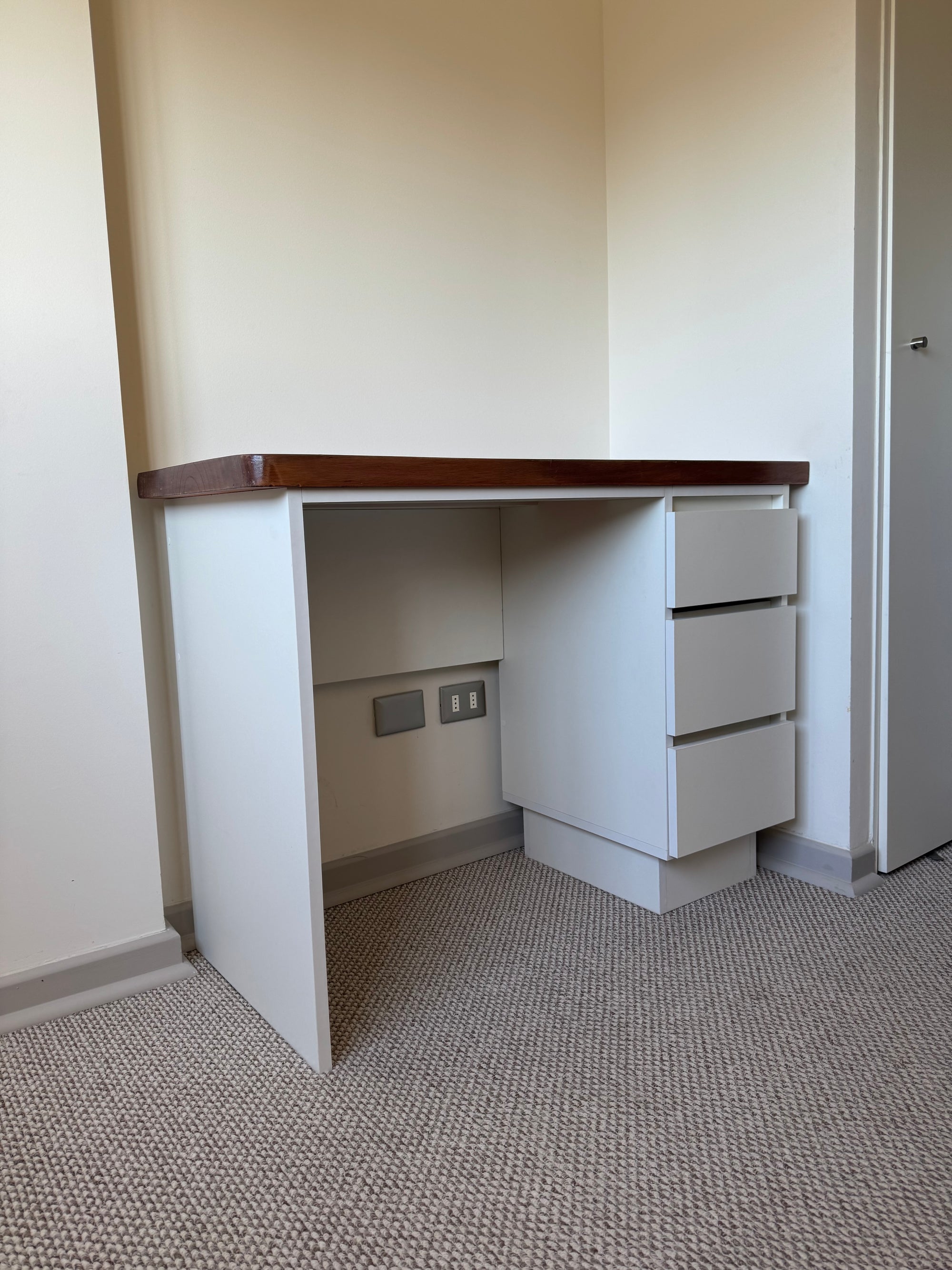 Escritorio con cubierta de madera