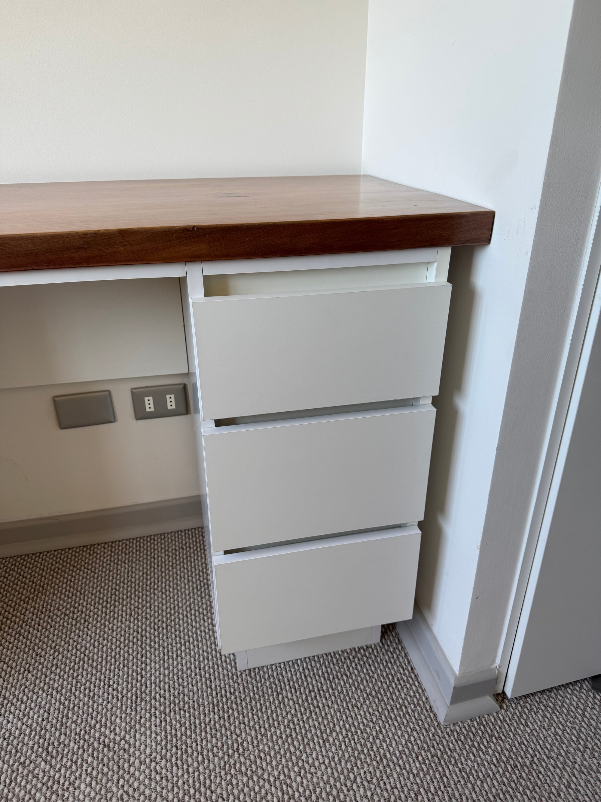 Escritorio con cubierta de madera