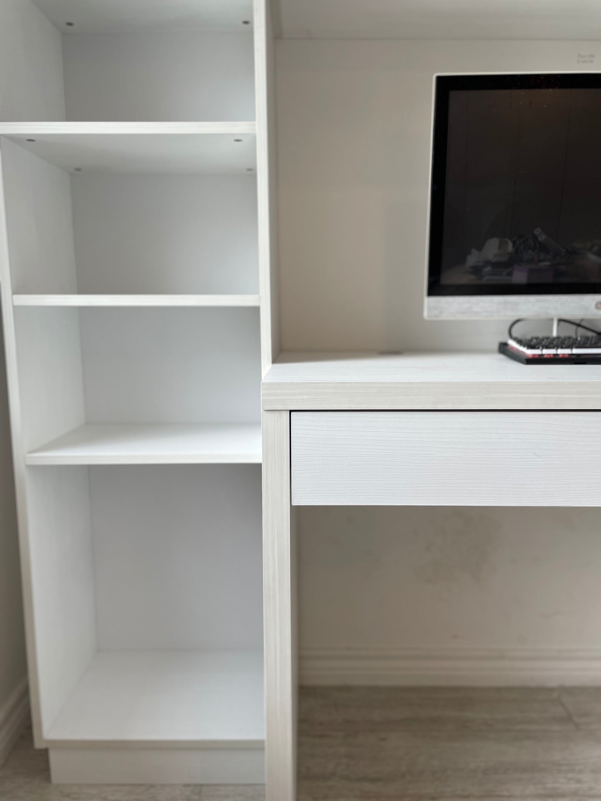 Escritorio ➕ repisa