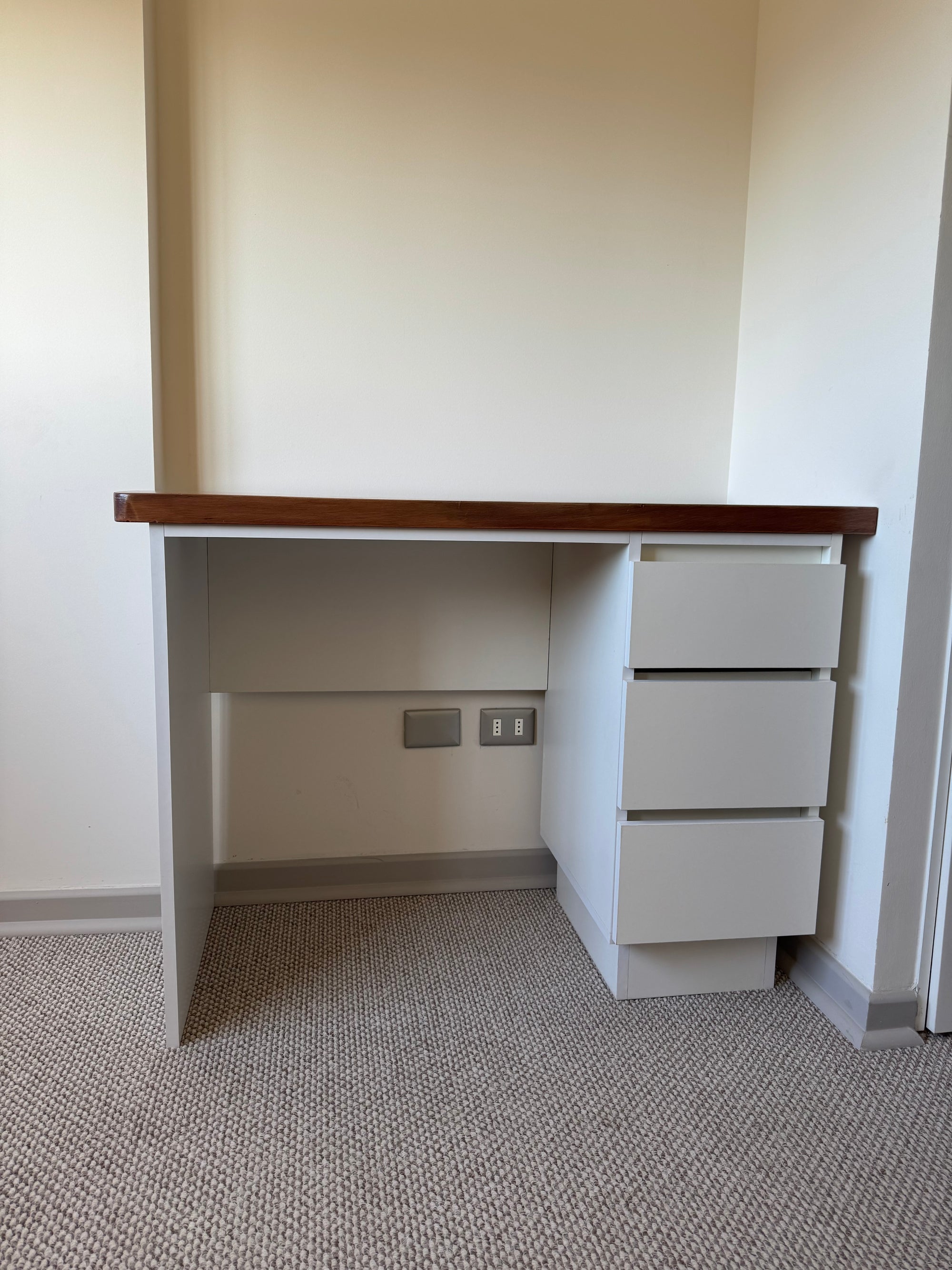 Escritorio con cubierta de madera